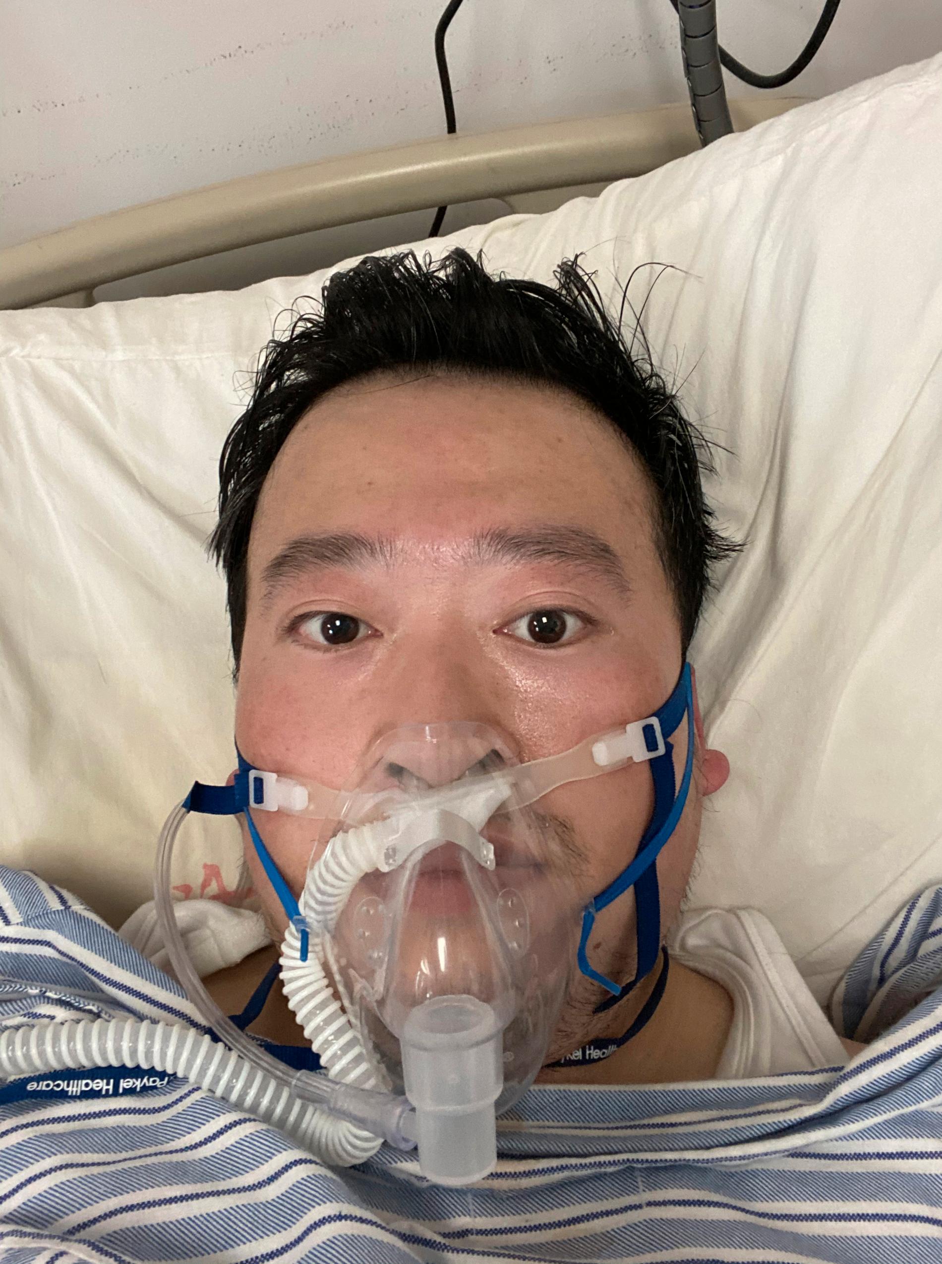 Li Wenliang, 34, var läkare på sjukhuset i Wuhan där coronaviruset bröt ut. Han varnade sina kollegor i ett tidigt skede, men tystades av staten.