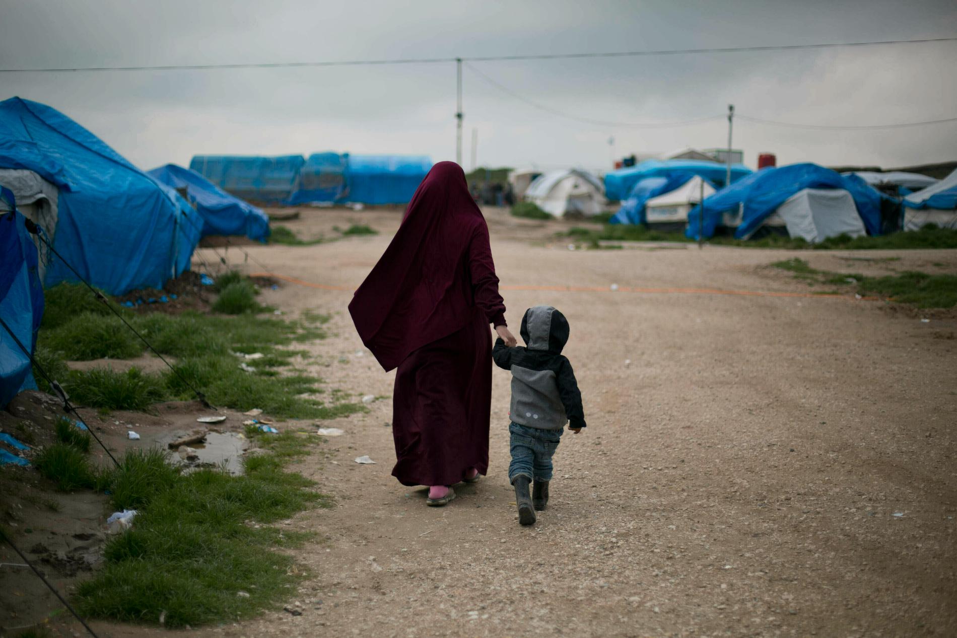 En kvinna med ett barn i lägret Roj, där anhängare till terrorsekten IS placerades. Arkivbild.
