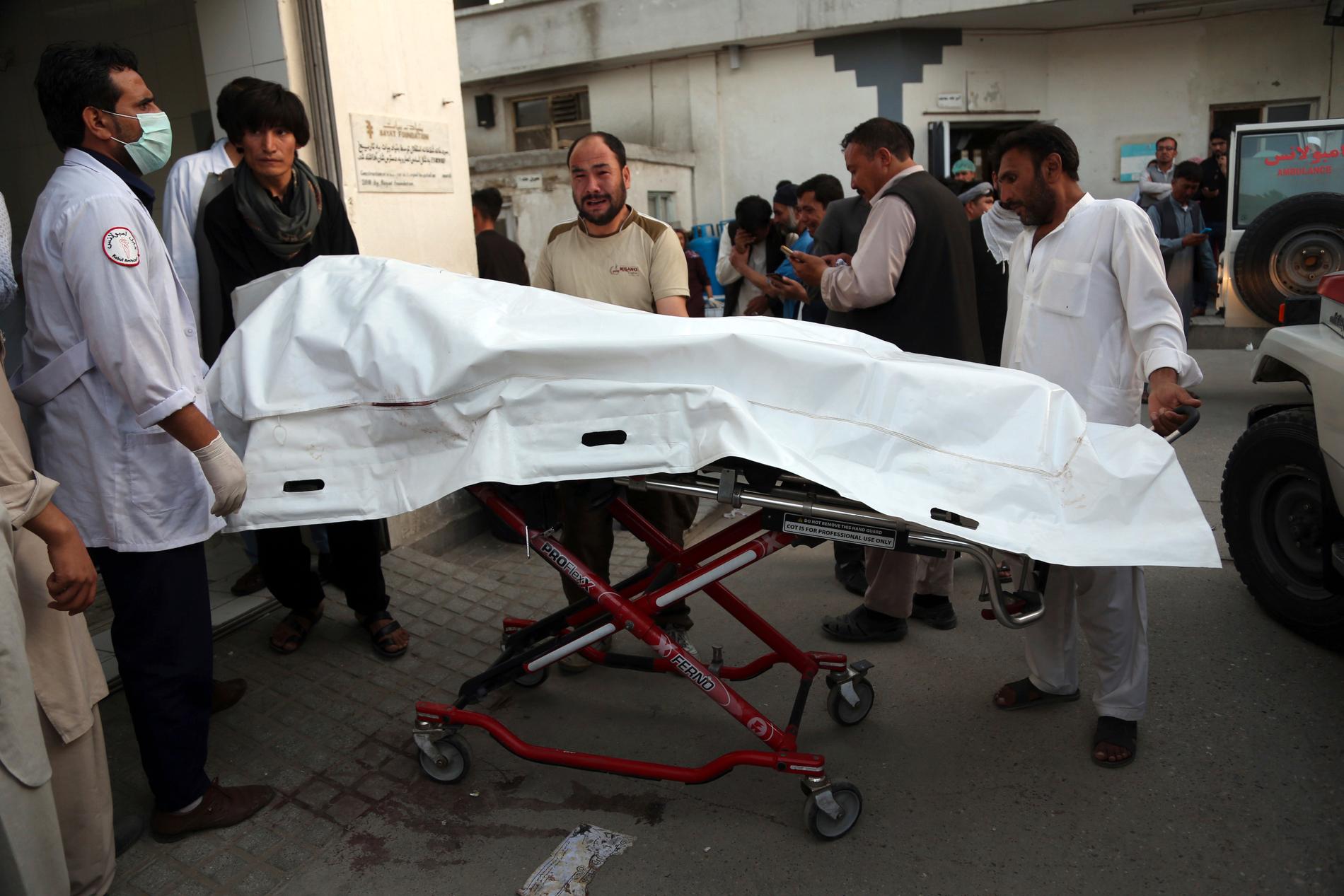 Afghanska sjukvårdare för i väg ett av dödsoffren i onsdagens attentat.