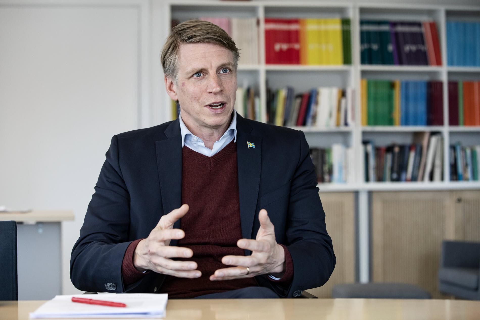 Per Bolund och Miljöpartiet avvisar de två krav som Lööf lagt fram för att stödja deras regering. 