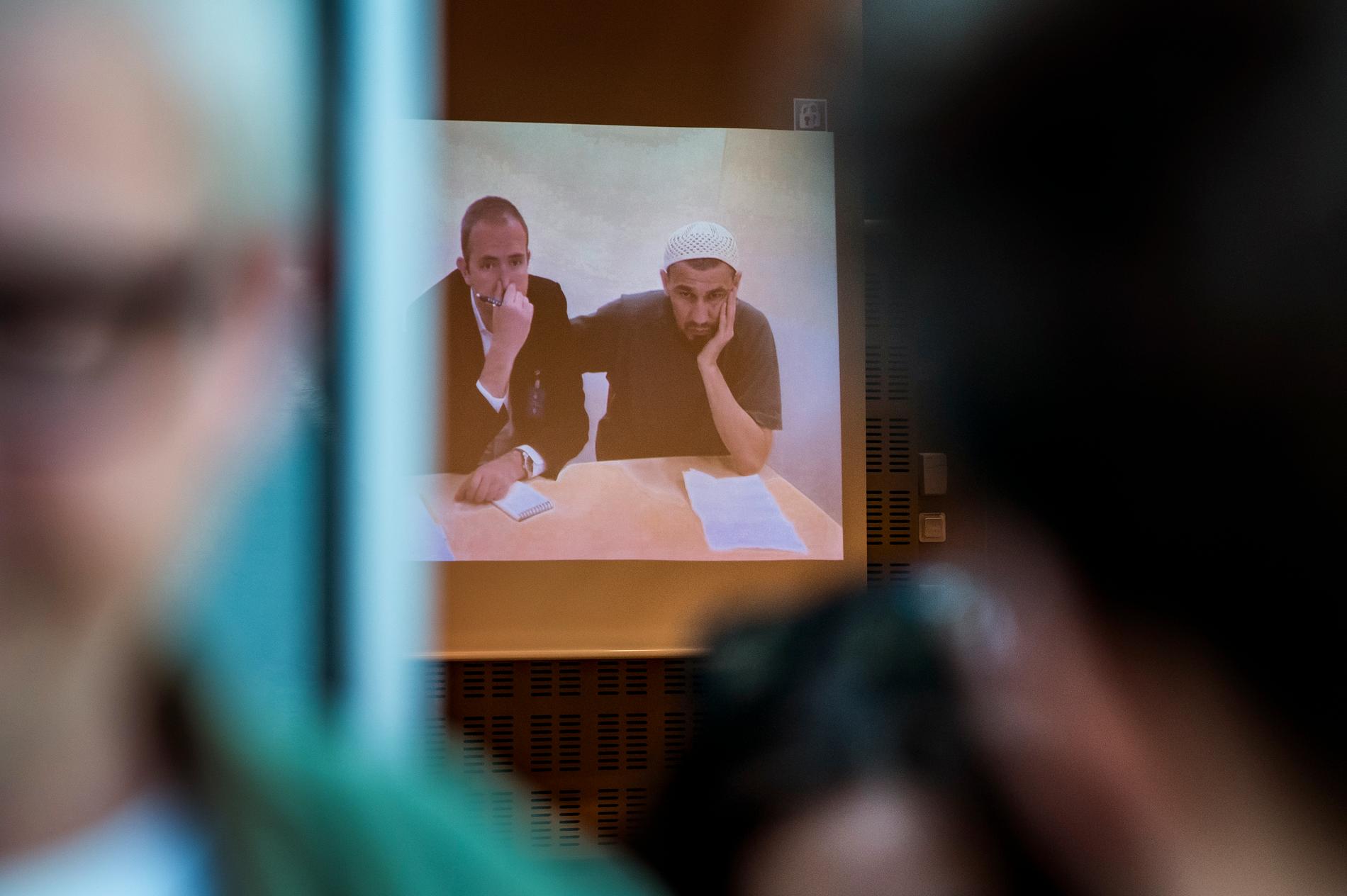 Rakhmat Akilov via videolänk vid omhäktningsförhandlingar i Stockholms tingsrätt.
