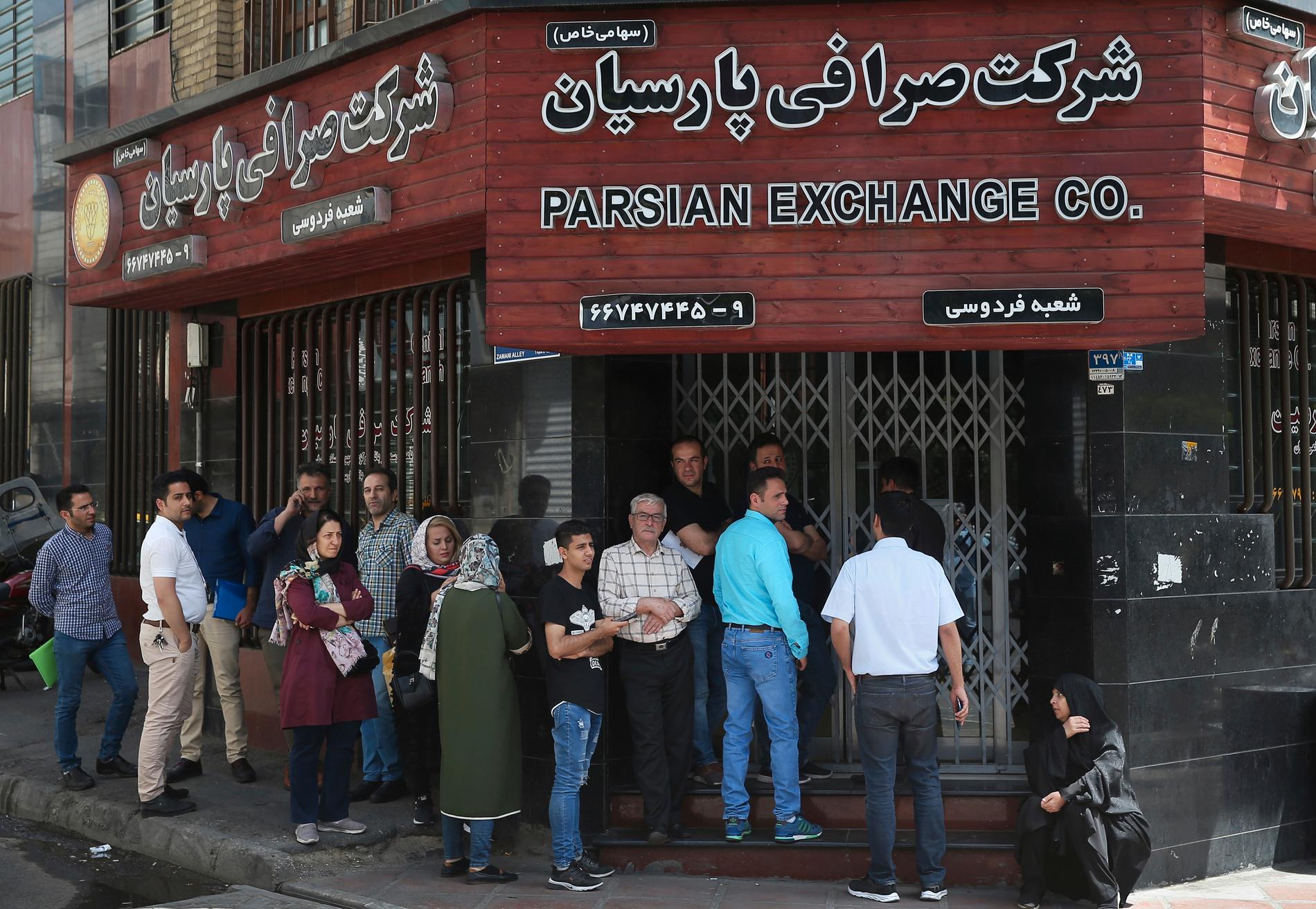 Människor köar till ett växelkontor för att köpa euro och amerikanska dollar i Teheran i maj 2019. De ekonomiska sanktionerna slår hårt mot landet.