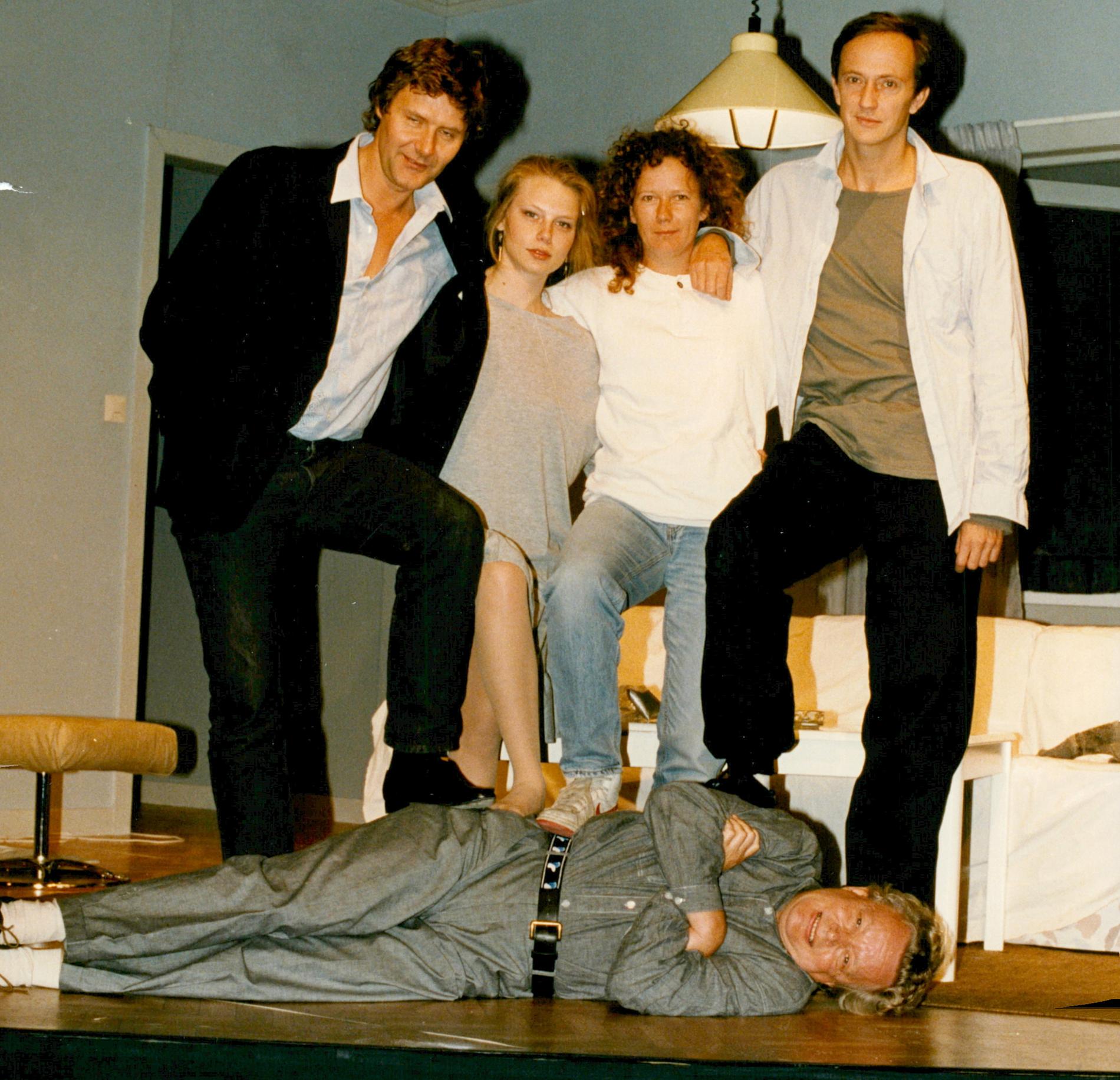 Johan Rabaeus, Helena Bergström, Kicki Bramberg och Johan Lindell samt Ernst-Hugo Järegård i Stig Larssons VD på Dramaten 1987