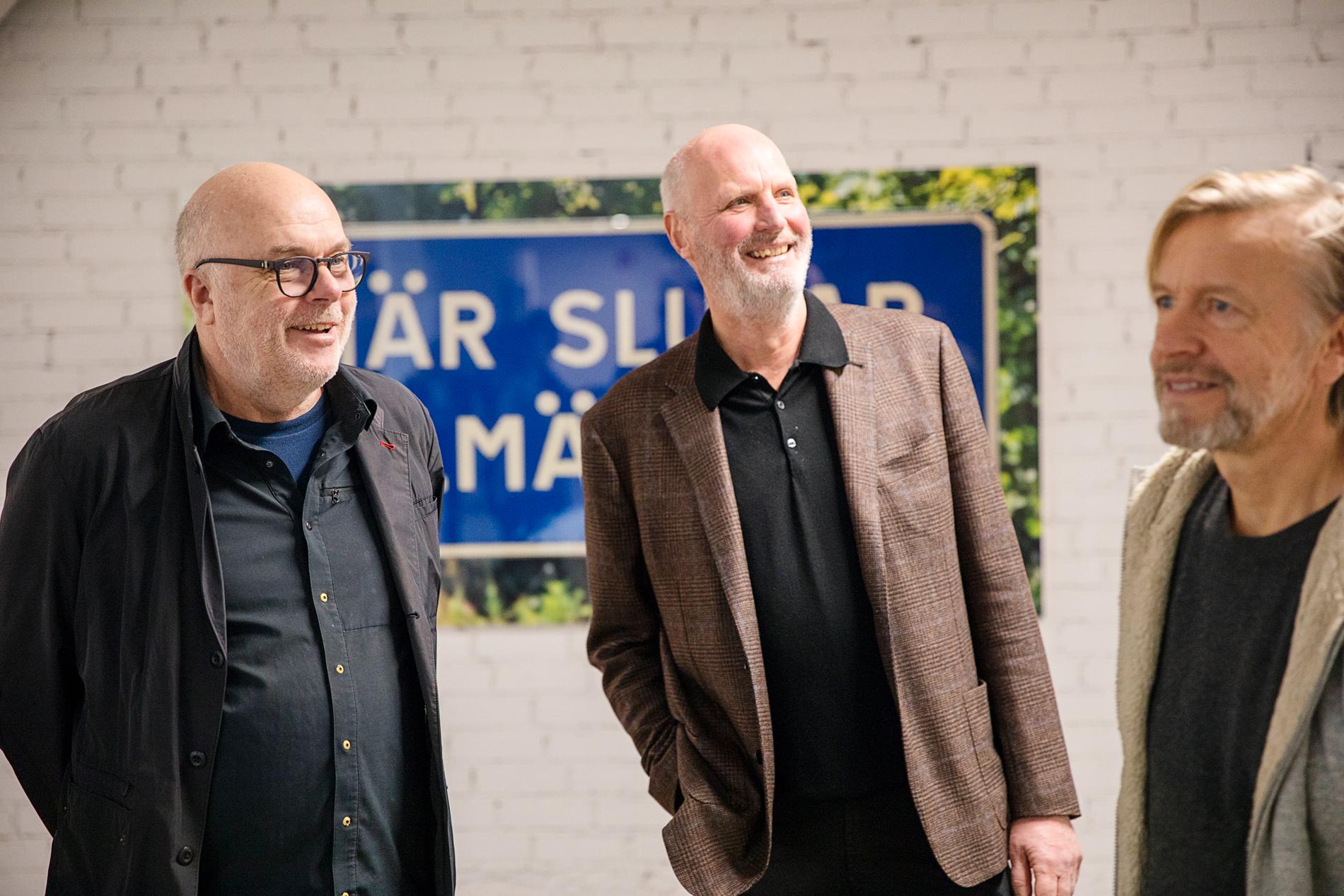 Mikael Ståhl (i mitten) tillsammans med konstnärerna Dan Wolgers (till vänster) och Ernst Billgren (till höger), som båda finns representerade i Mikael Ståhls konstsamling. Pressbild.