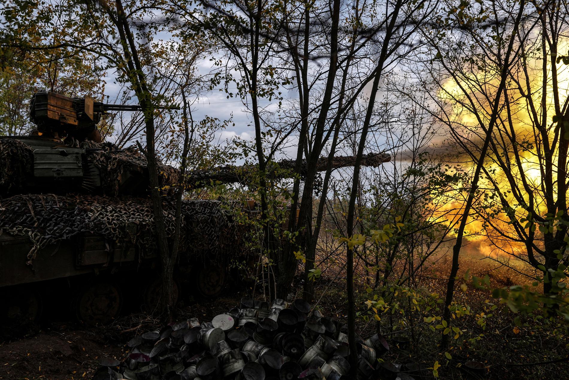 2 OKTOBER: En ukrainsk T-64-stridsvagn ger eld i riktning mot de ryska trupperna i Bachmut.