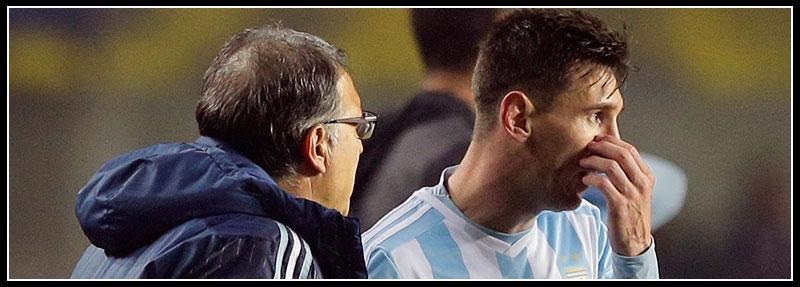 Förbundskapten Gerardo Martino i samspråk med Messi.