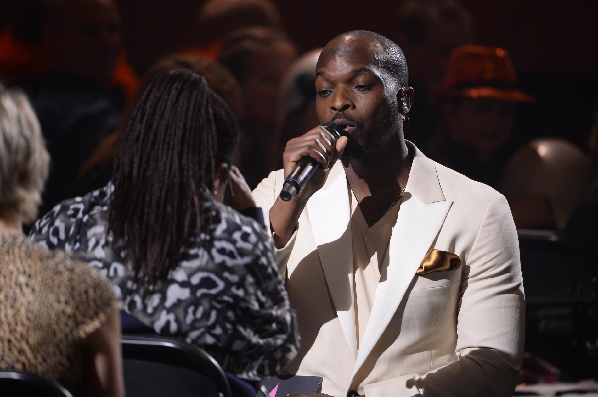 Kodjo Akolor sjunger till sin mamma under Andra chansen i Melodifestivalen 2019