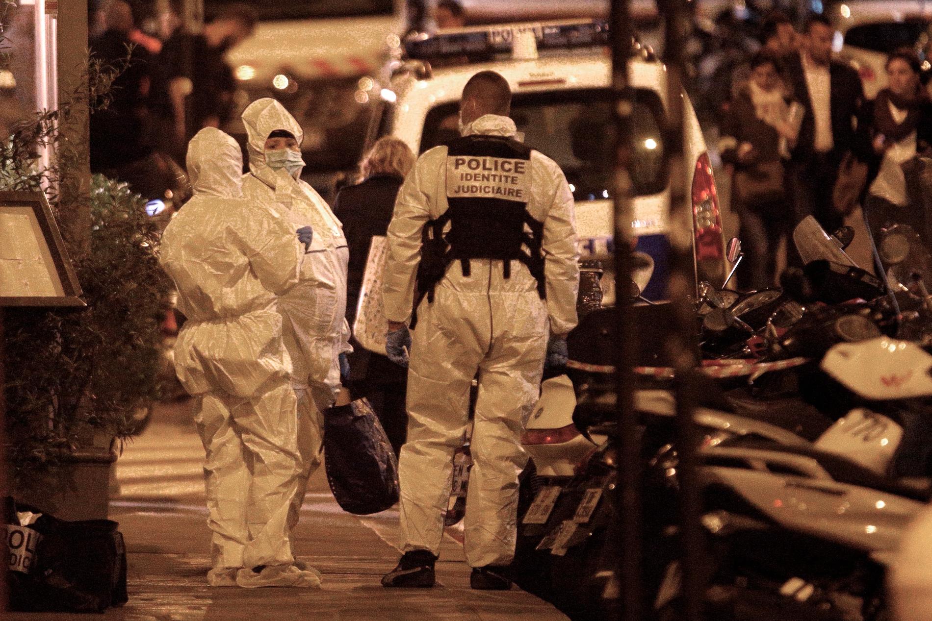 Polisens tekniker undersöker platsen efter knivattacken i Paris på lördagskvällen. 
