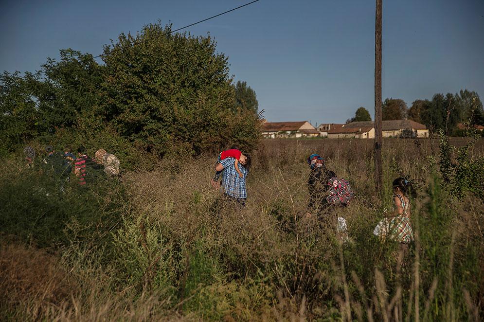Utanför samhället Horgos går de längs med järnvägen över gränsen till Ungern.