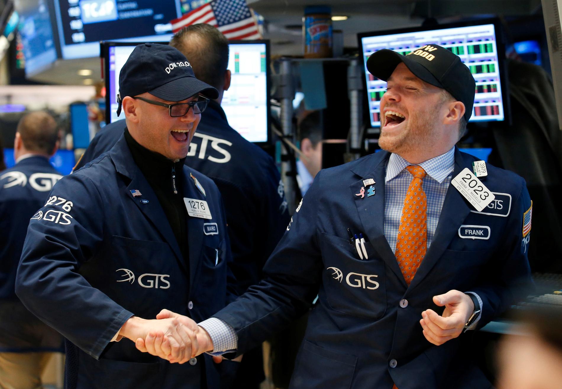 Handlare på New York-börsen firar när drömgränsen passeras.