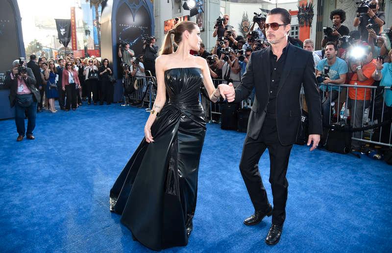 Angelina Jolie och maken Brad Pitt glider in på den blåa mattan vid galapremiären för ”Maleficent” i Los Angeles.