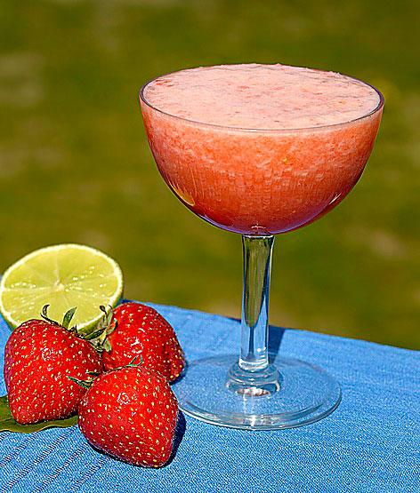 Strawberry daiquiri 1 glas: 4 cl mörk rom, 2 cl färskpressad limejuice, 2–3 cl sockerlag, 1 jordgubbe och is.
Gör så här: 1. Lägg alla ingredienser i en mixer, eller en matberedare med knivtillsats. 2. Kör på hög hastighet 10–12 sekunder tills isen är ordentligt krossad. Servera genast.
Alkoholfritt?  Well, rom är själva grejen med en daiquiri, men det smakar ändå gott om du byter ut alkoholen mot ytterligare 1 cl färskpressad  limejuice och 4 cl fruktsoda eller Seven up.