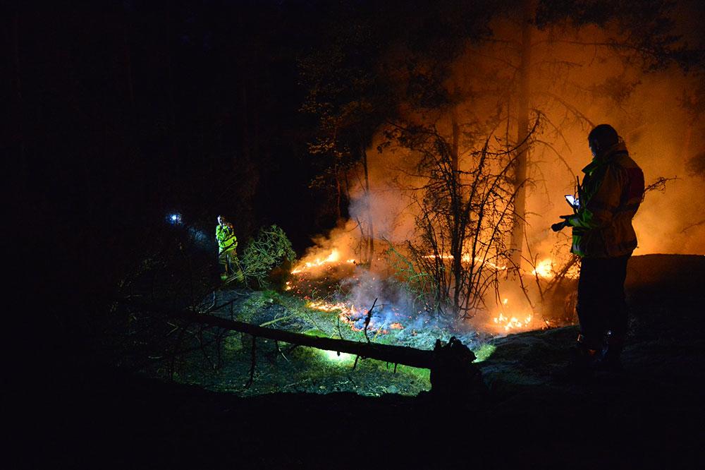 Släckning nattetid av en brand i Vrinneviskogen i Norrköpings kommun 2018.