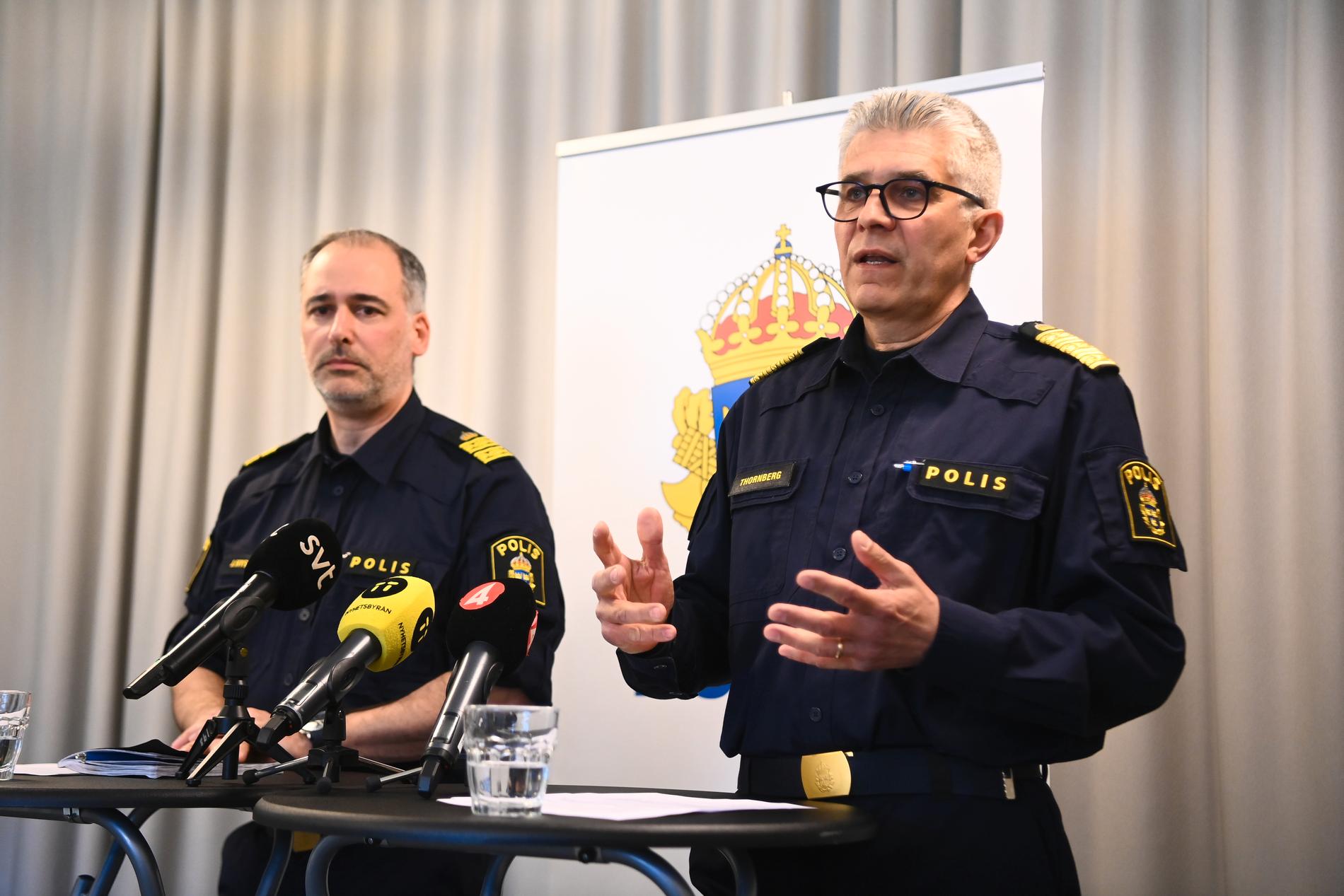Jonas Hysing, kommenderingschef för den nationella särskilda händelsen Val, och rikspolischefen Anders Thornberg.