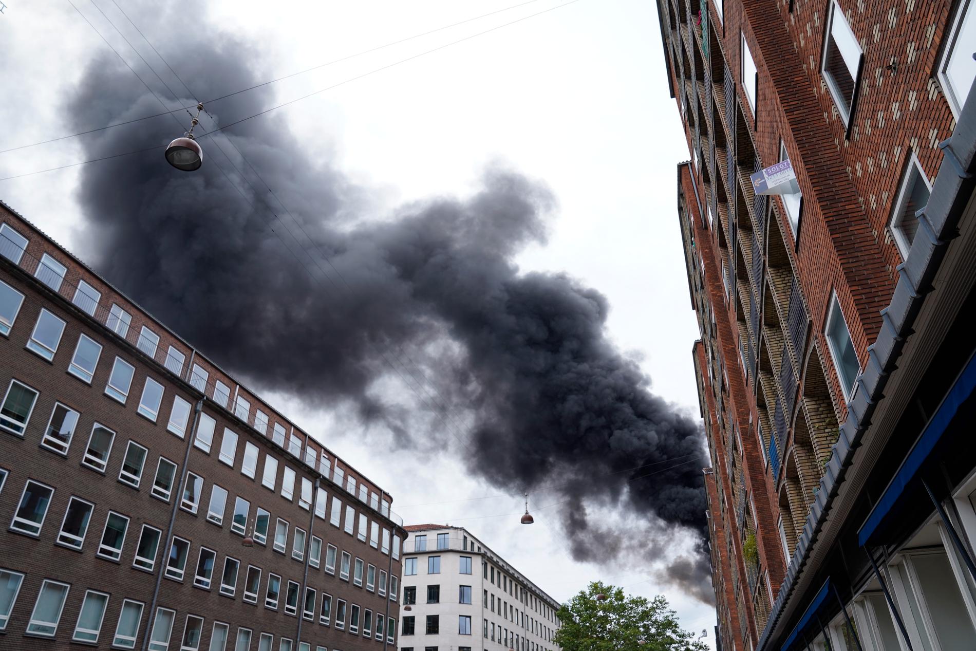 En takbrand har brutit ut i centrala Köpenhamn.