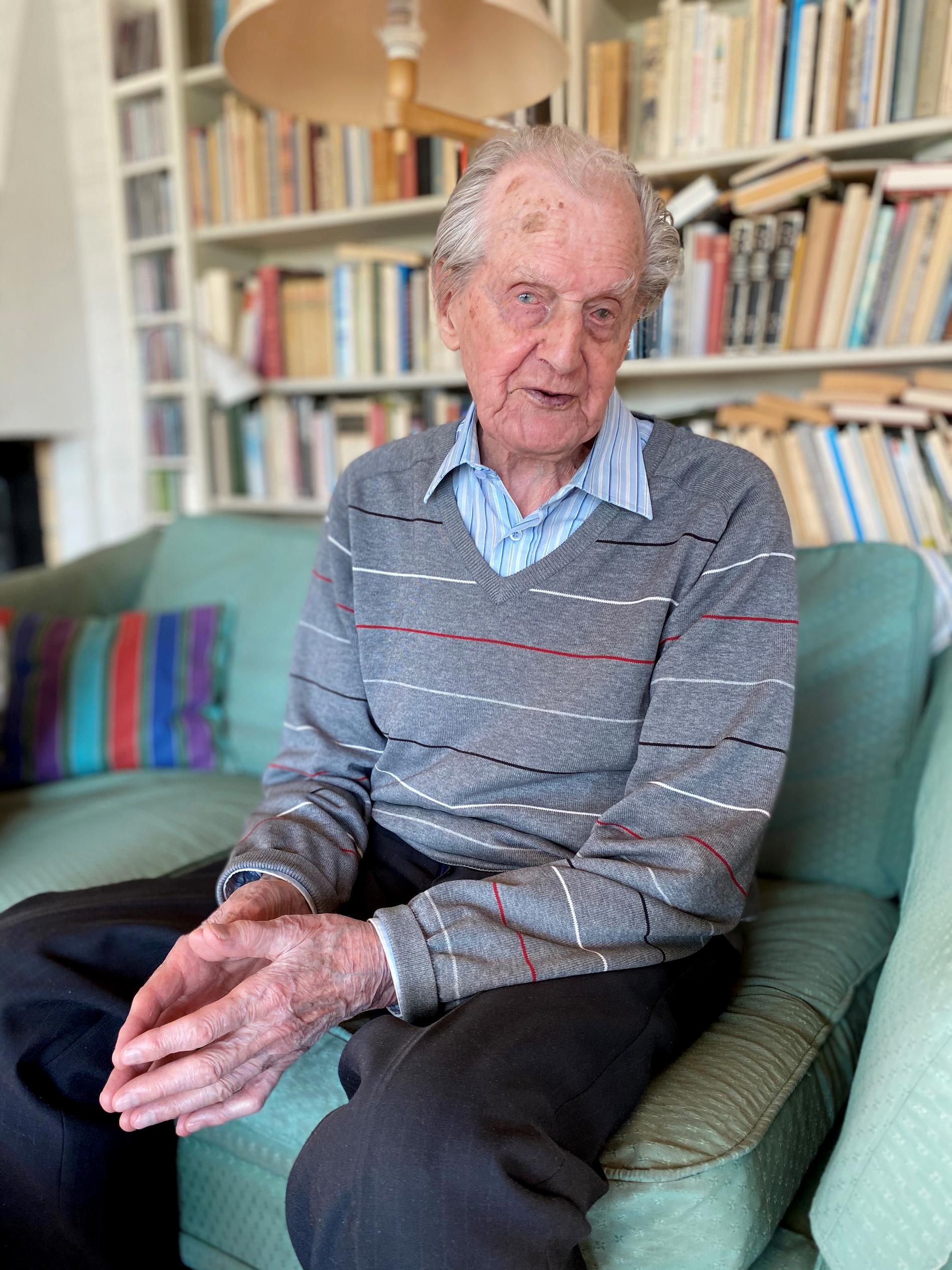 Gösta Vestlund, 106, i sitt hem före flytten till ett äldreboende. 