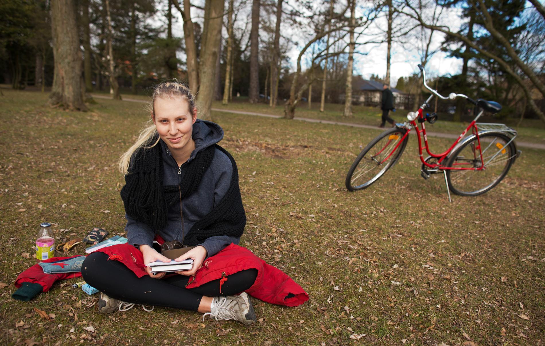 llen Davidsson 21år pluggar kandidat i Mänskliga rättigheter vid lunds universitet. Folk som njuter av solen i Lunds botaniska trädgård.
