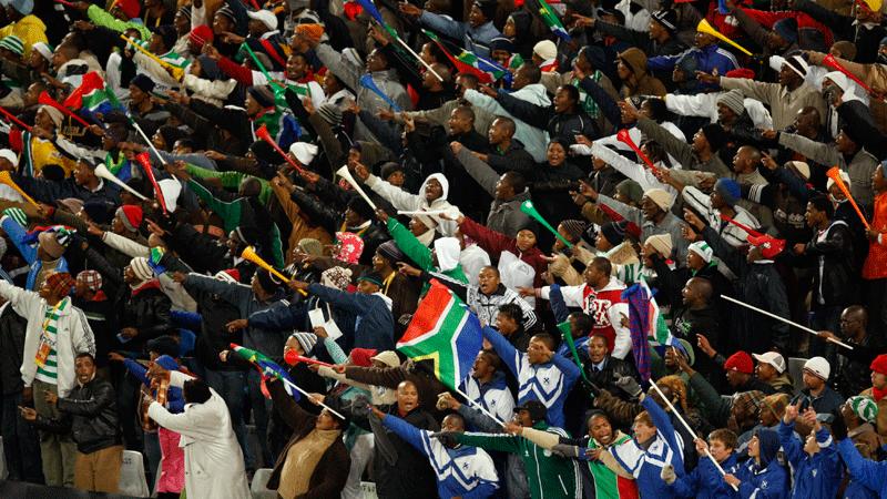 Sydafrikanska fans med sina vuvuzelas .