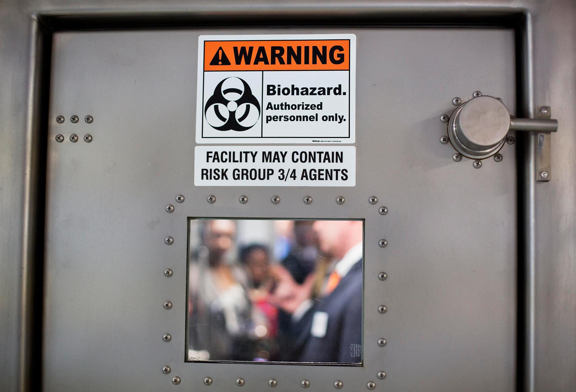 Varningsskylt för ebola på en militärtransport 2015. 
