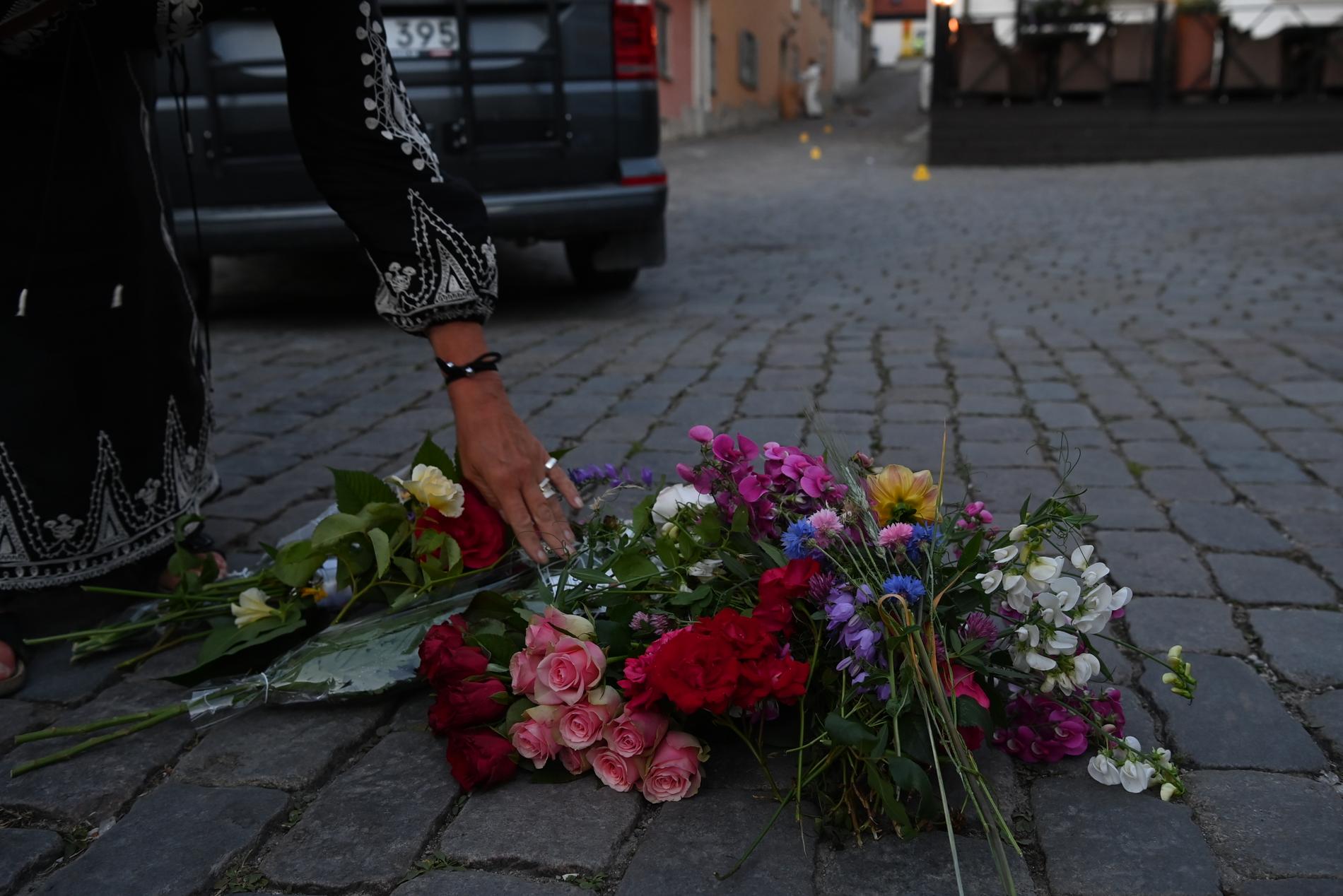 Blomsterhyllning vid mordplatsen i Visby på onsdagskvällen. 
