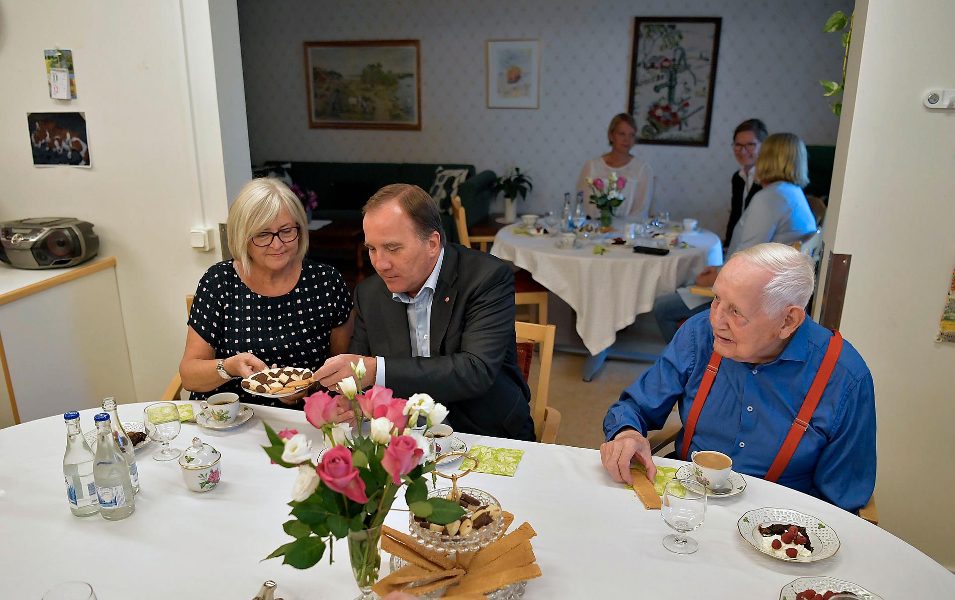 Stefan Löfven och hans fru Ulla Löfven träffar Erik Eriksson, 90 år, under besöket på Ängsgården.
