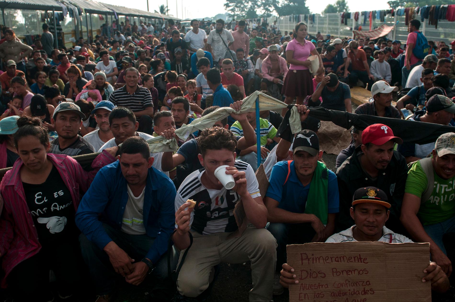 Migranter på gränsbron mellan Guatemala och Mexiko. Bilden är från i söndags.
