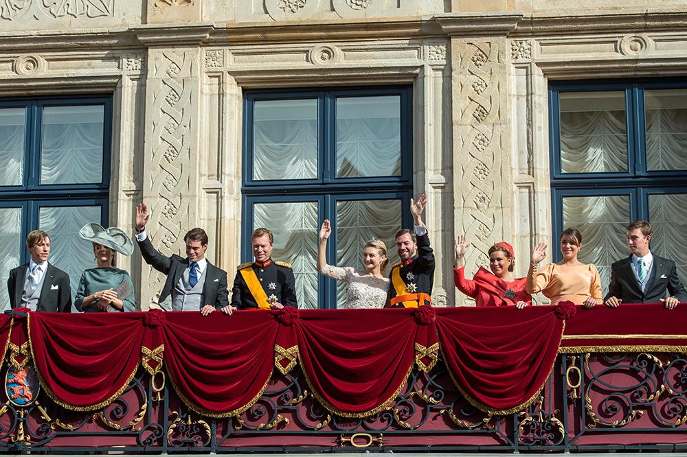Storhertigfamiljen i Luxemburg vid sonen Guillaumes bröllop med Stephanie. 