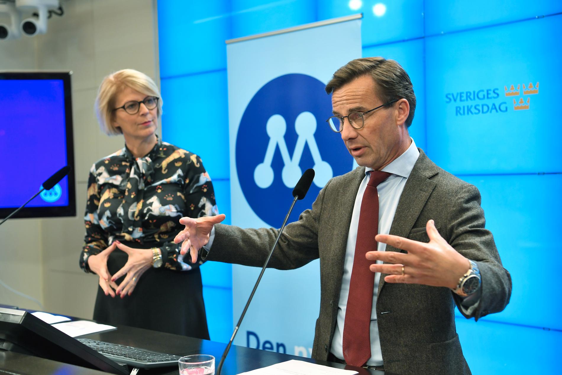 Moderaternas ekonomisk-politiska talesperson Elisabeth Svantesson och partiledaren Ulf Kristersson (M) presenterar partiets skuggbudget i riksdagen.