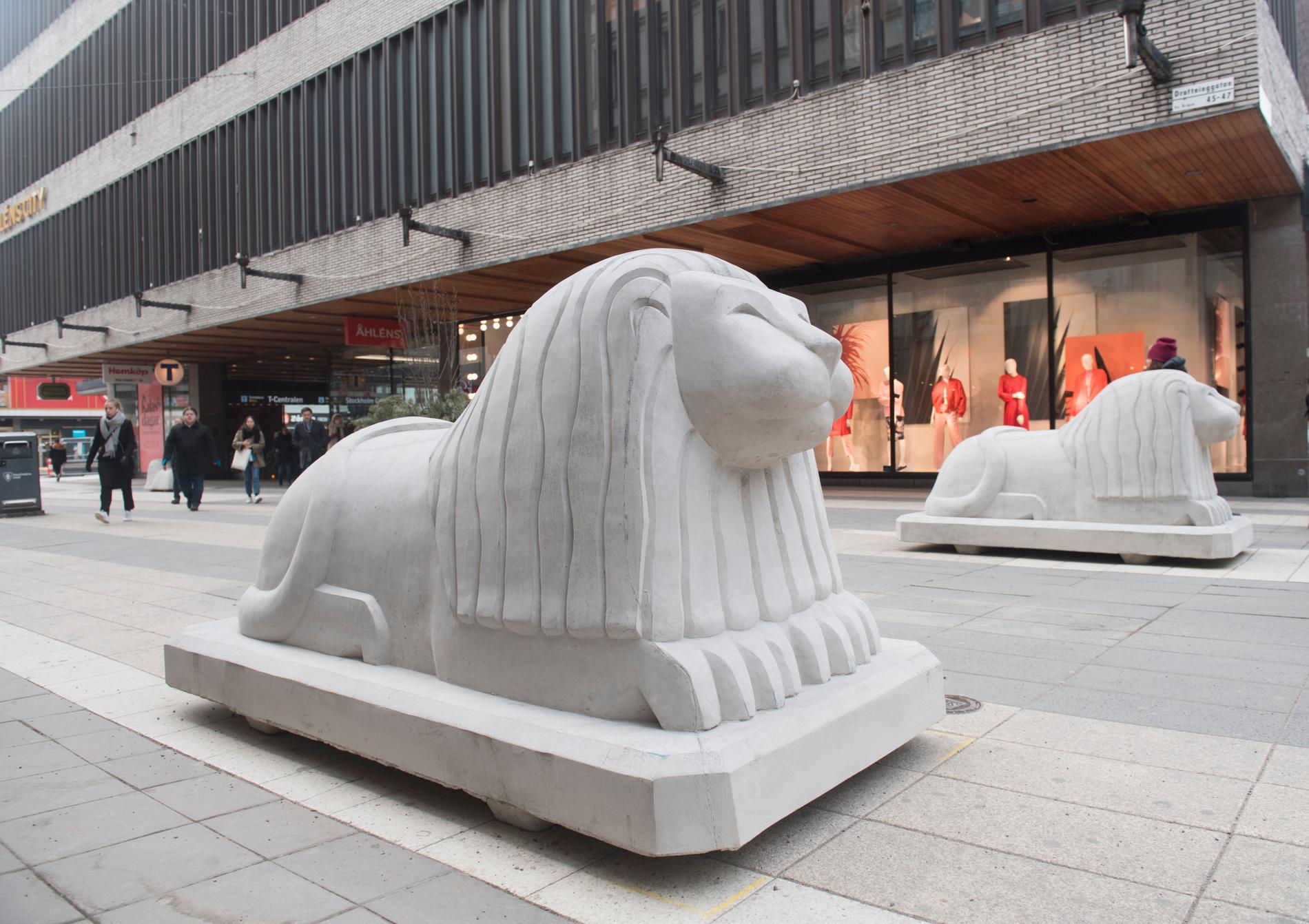 De nya lejonen väger 4 ton styck och är skapade av konstnären Anders Årfelt.