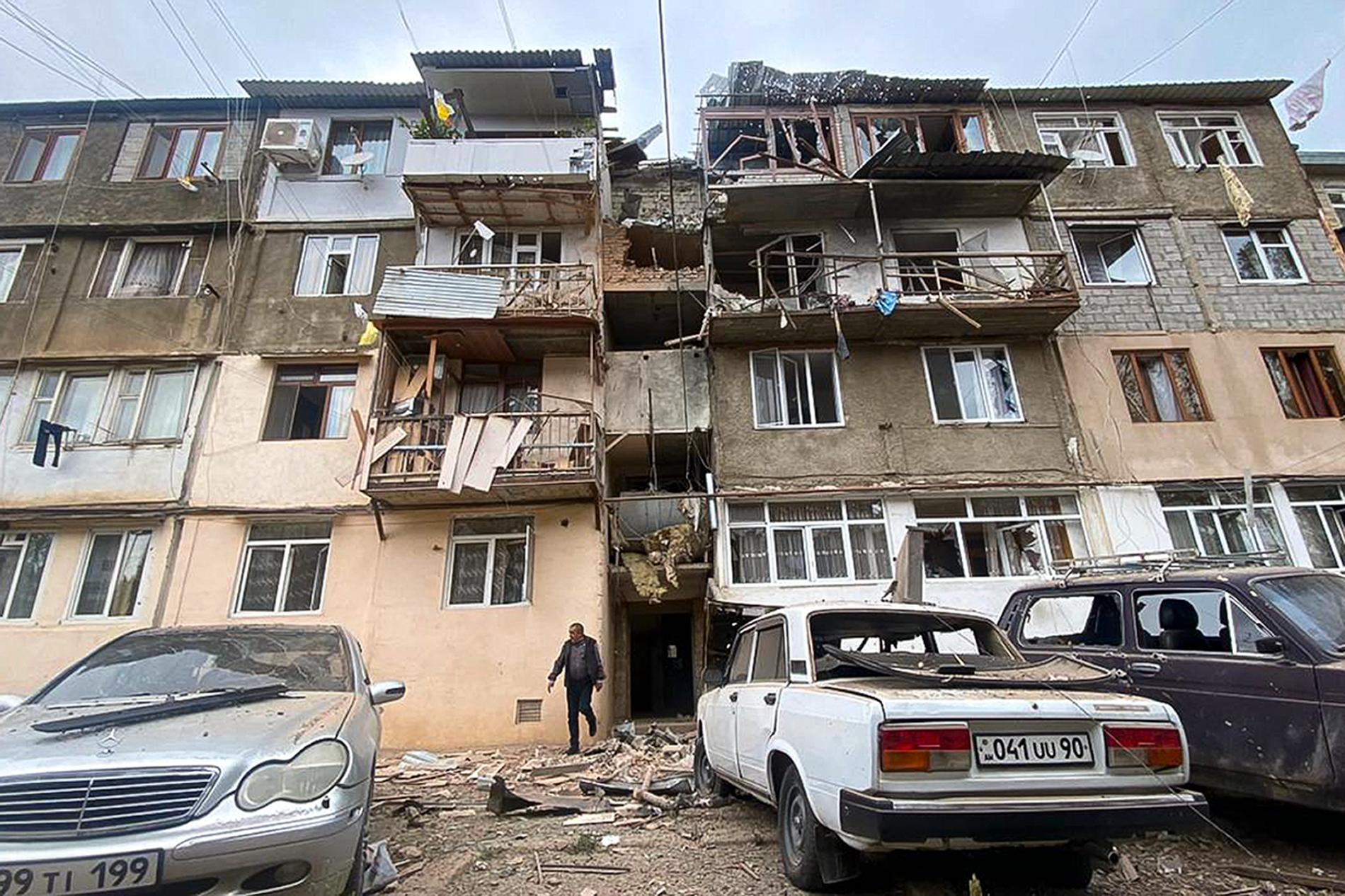 Ett beskjutet bostadshus i Stepanakert, Nagorno-Karabach.