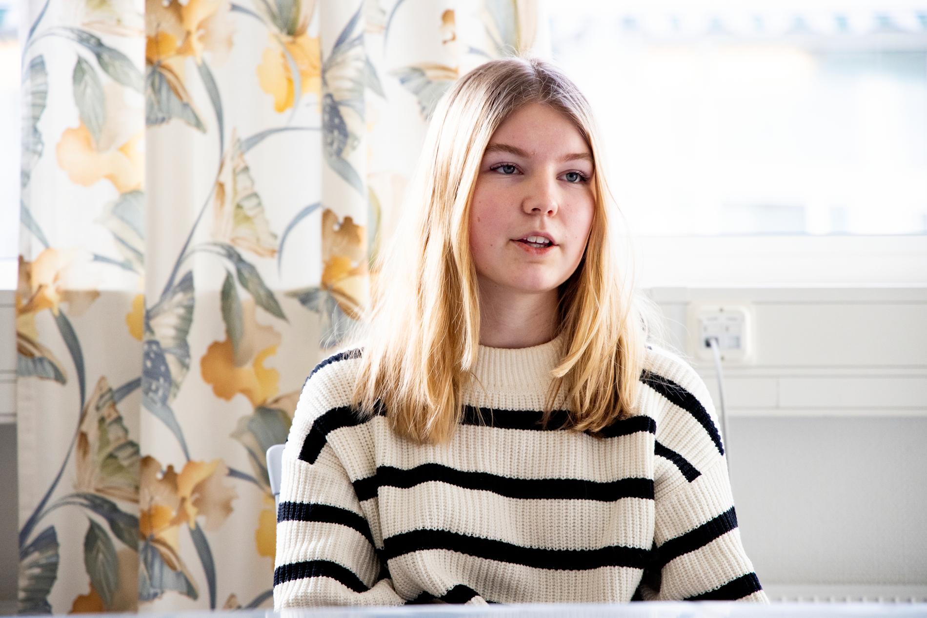 Linnea Borgström, 18, mår dåligt av att gymnasiestudierna ska skötas hemifrån.