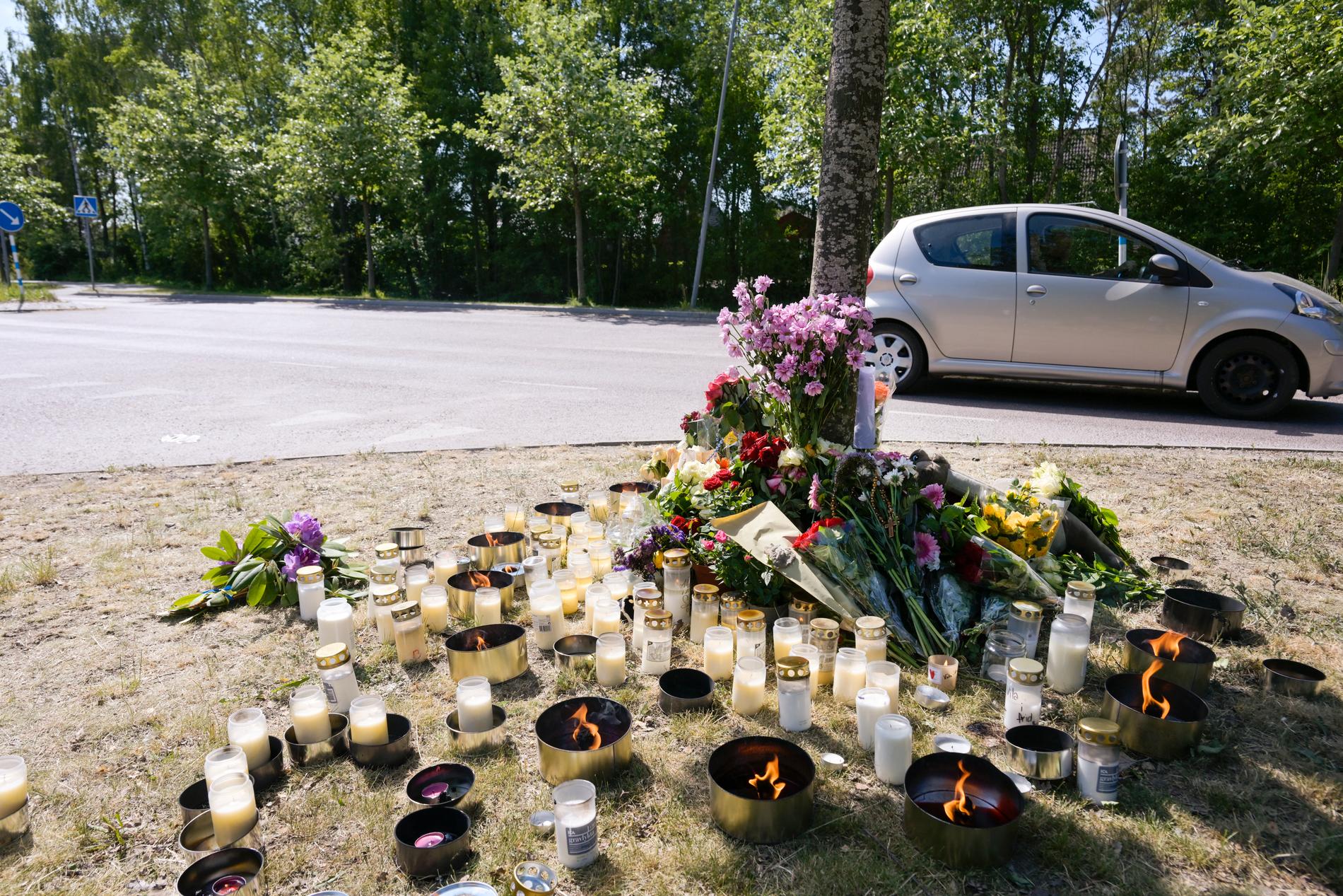 Minnesplats med blommor dagen efter olyckan där en ung pojke dog efter att blivit påkörd när han cyklade i Märsta. Arkivbild.
