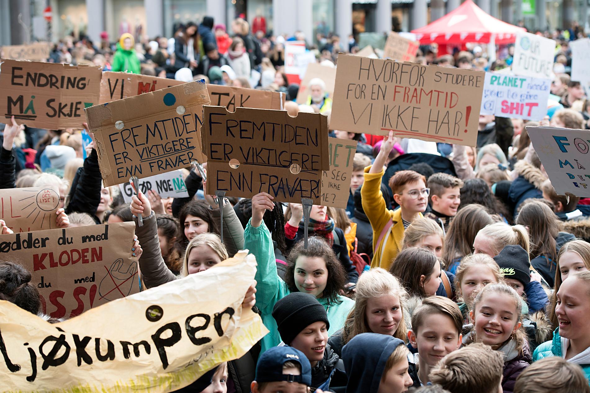 Hundratusentals skolungdomar över hela världen strejkade på fredagen för klimatet. Här i norska Bergen.