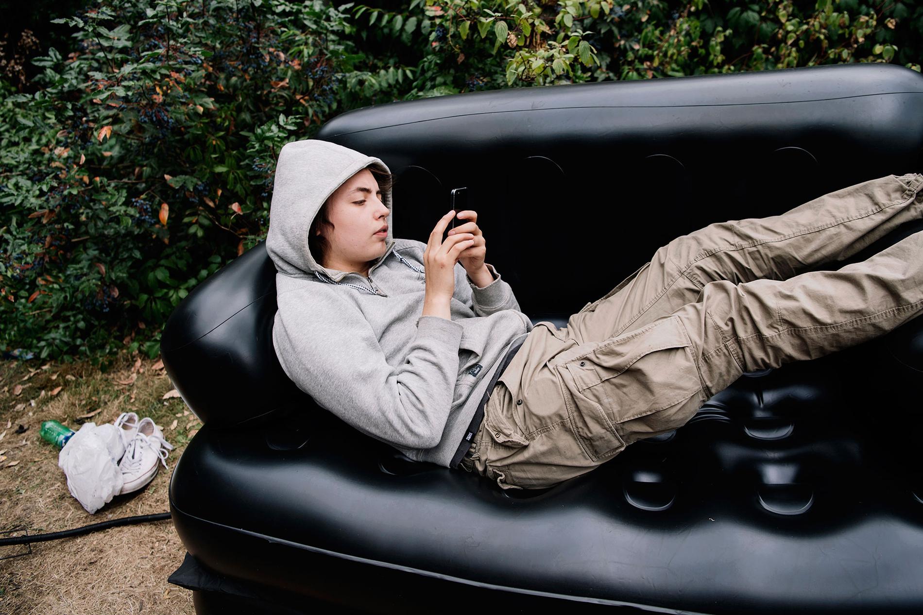 Inti Zamora-Sobrado, 19, spelar i en uppblåsbar soffa i parken.