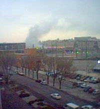 Röken steg mot skyn efter explosionerna på stationerna.
