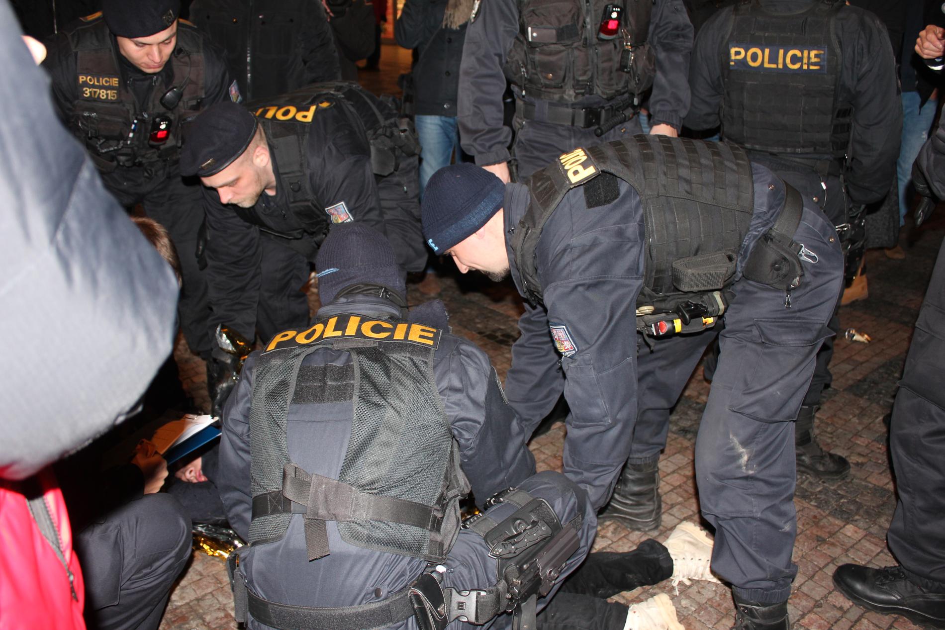 Fenomenet med sportlovsresor till Prag är ett par år gammalt. 2015 följde Aftonbladet med en polispatrull en natt i Prag.
