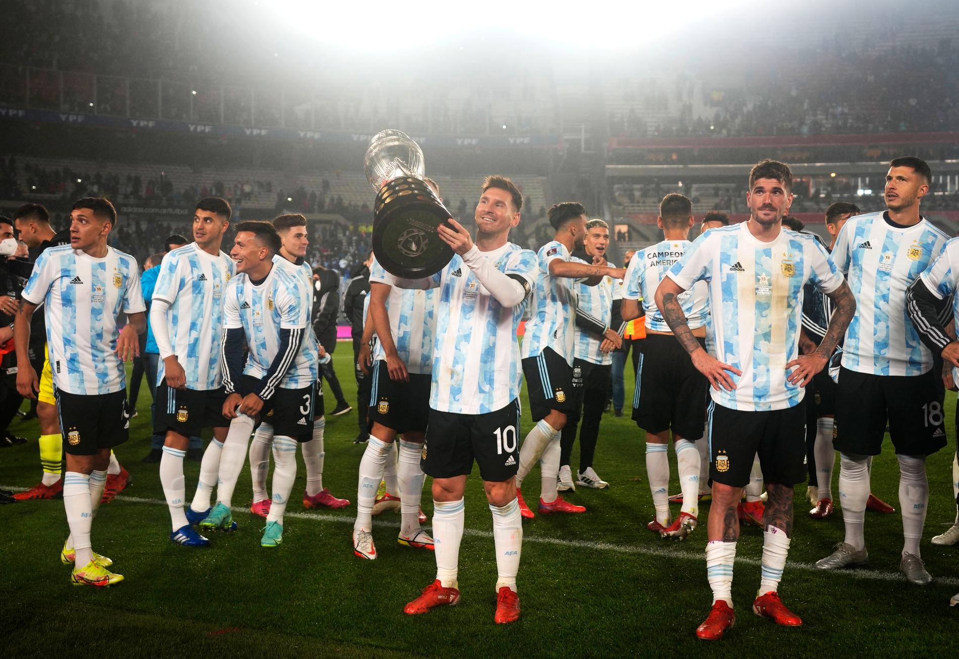 Fick lyfta bucklan och fira Copa America-titeln med fansen. 