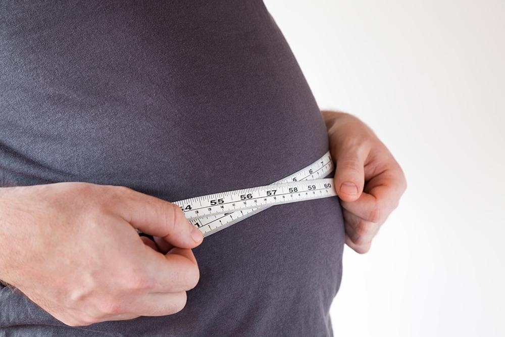 Män har ofta mer bukfetma än kvinnor, men kvinnor löper större risk att bli sjuka på grund av fetman. 