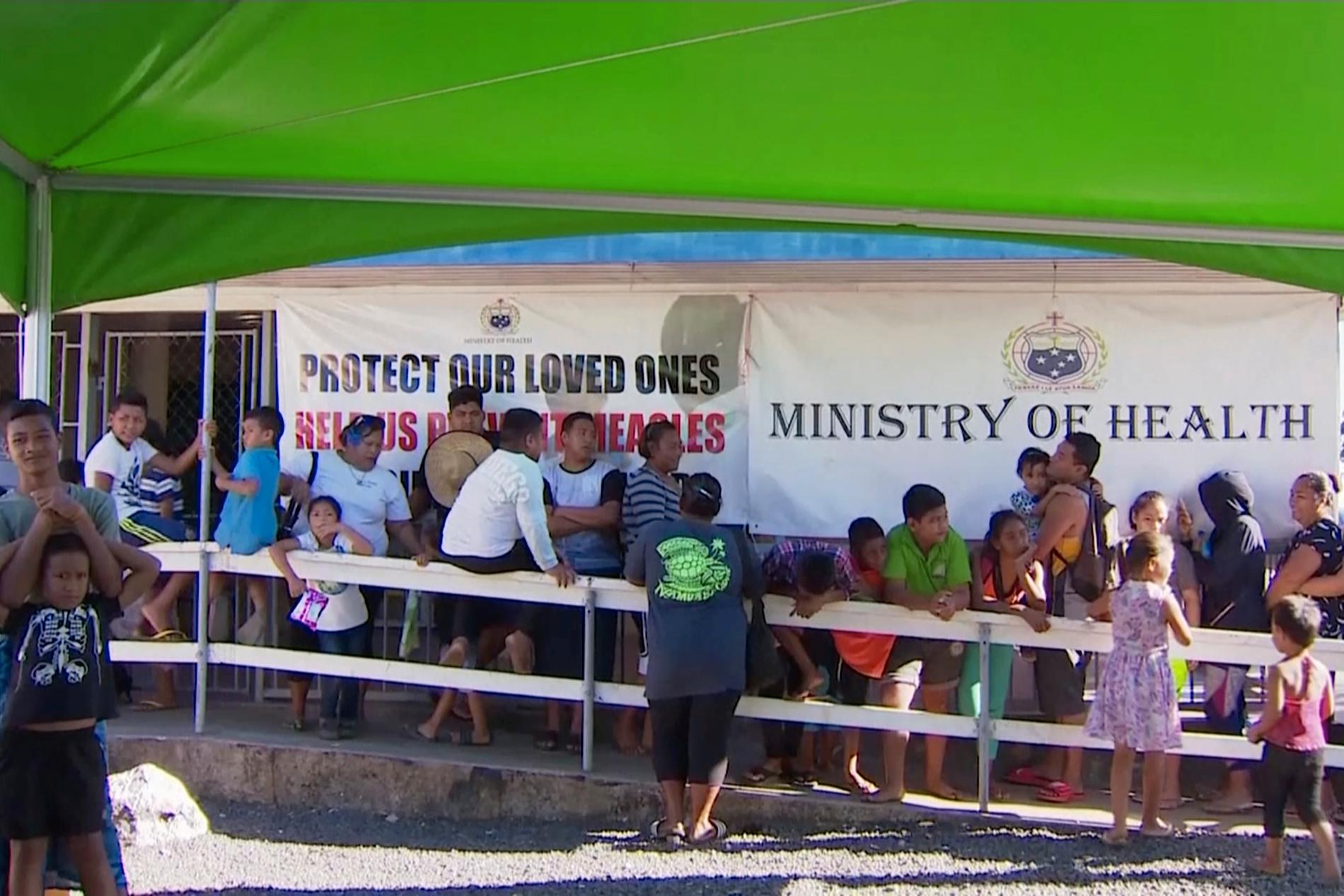 Människor utanför ett akutvårdinsatscenter i Apia i Samoa i torsdags.