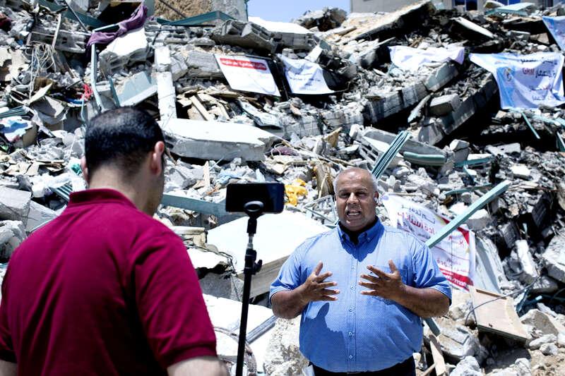 Wael al-Dahdouh vid ruinen av byggnaden där Al Jazeera (och också AP) hade sitt kontor innan en flygattack 2021.