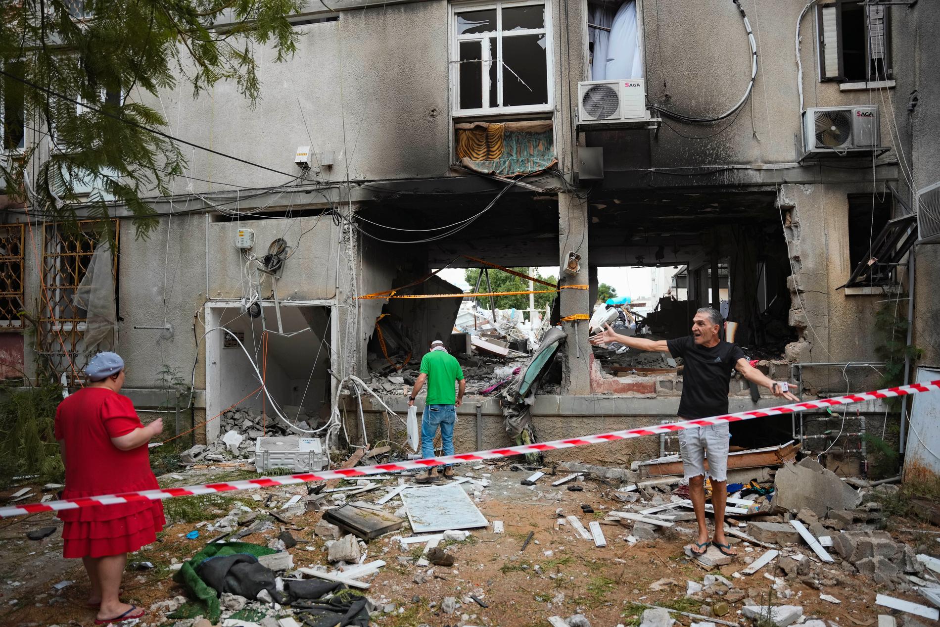 Ett bostadshus i Ashkelon i Israel har skadats av raketer. Bilden togs på måndagsmorgonen.