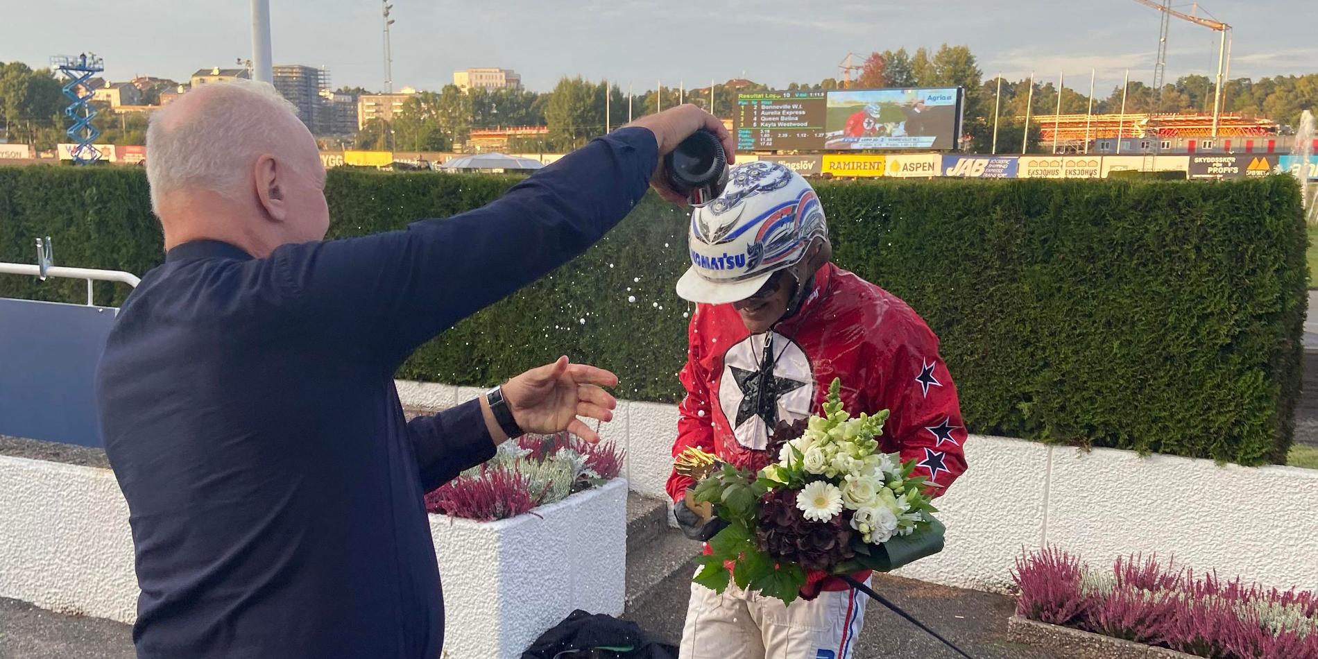 Tränaren Timo Nurmos var mycket rörd efter segern och firar här med kusken Ulf Ohlsson. 