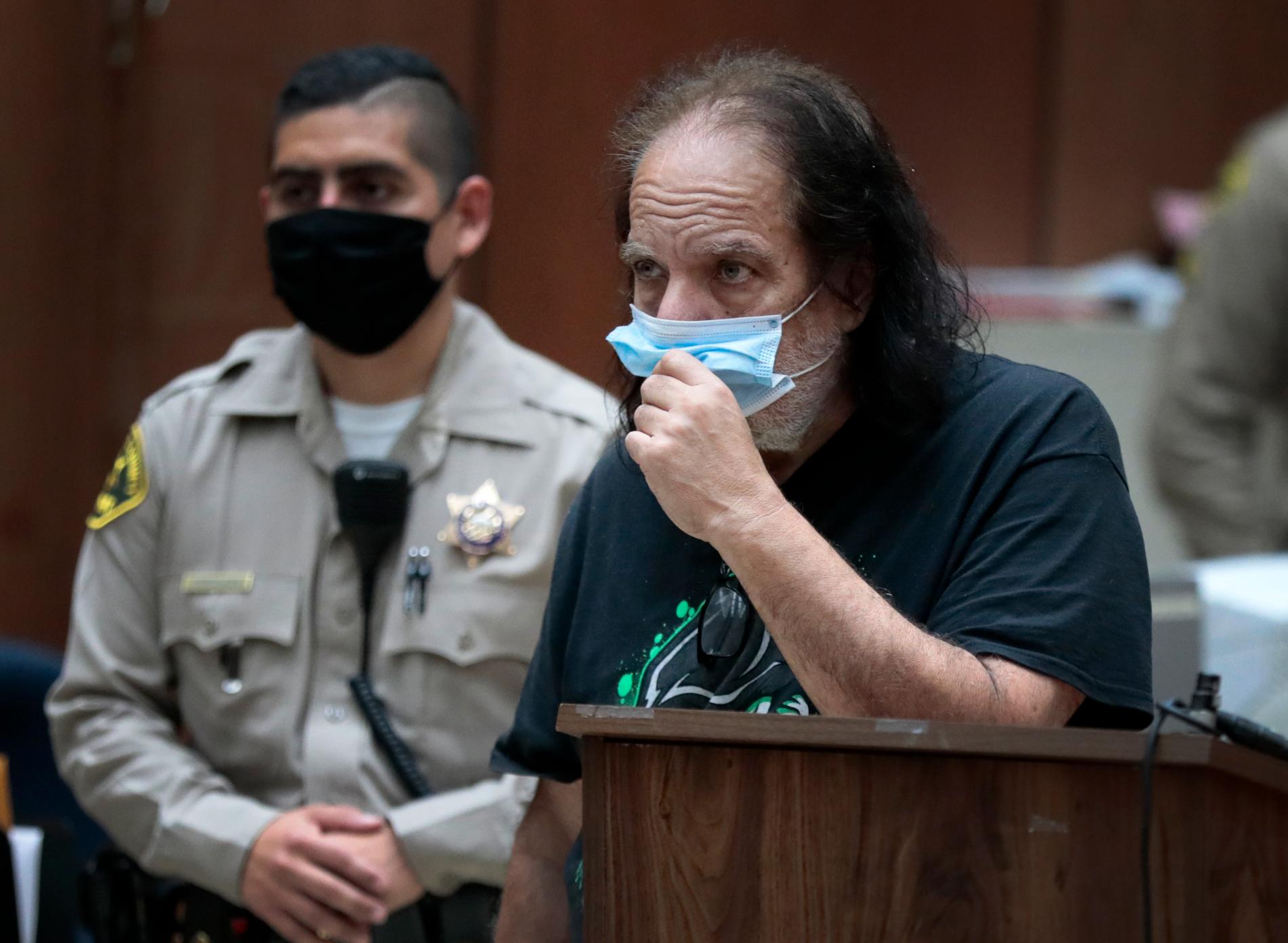 Ron Jeremy åtalas för bland annat våldtäkt meddelar åklagare i Los Angeles. 