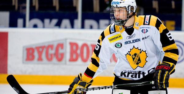 EFTERTRAKTAD Adam Larsson, 17, spås bli Sveriges näste storback. Nu ger han allt i SM-slutspelet mot HV 71. FOTO: BILDBYRÅN
