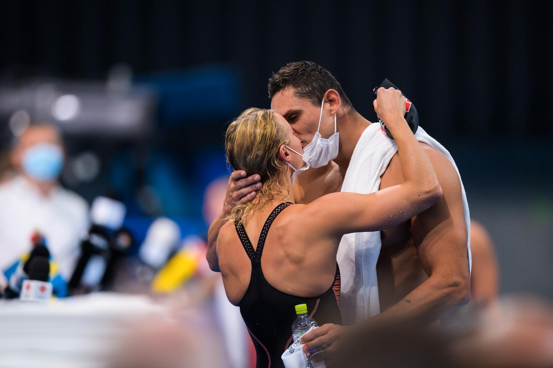 Pernille Blume och Florent Manaudou kysser varandra under Tokyo-OS 2021.