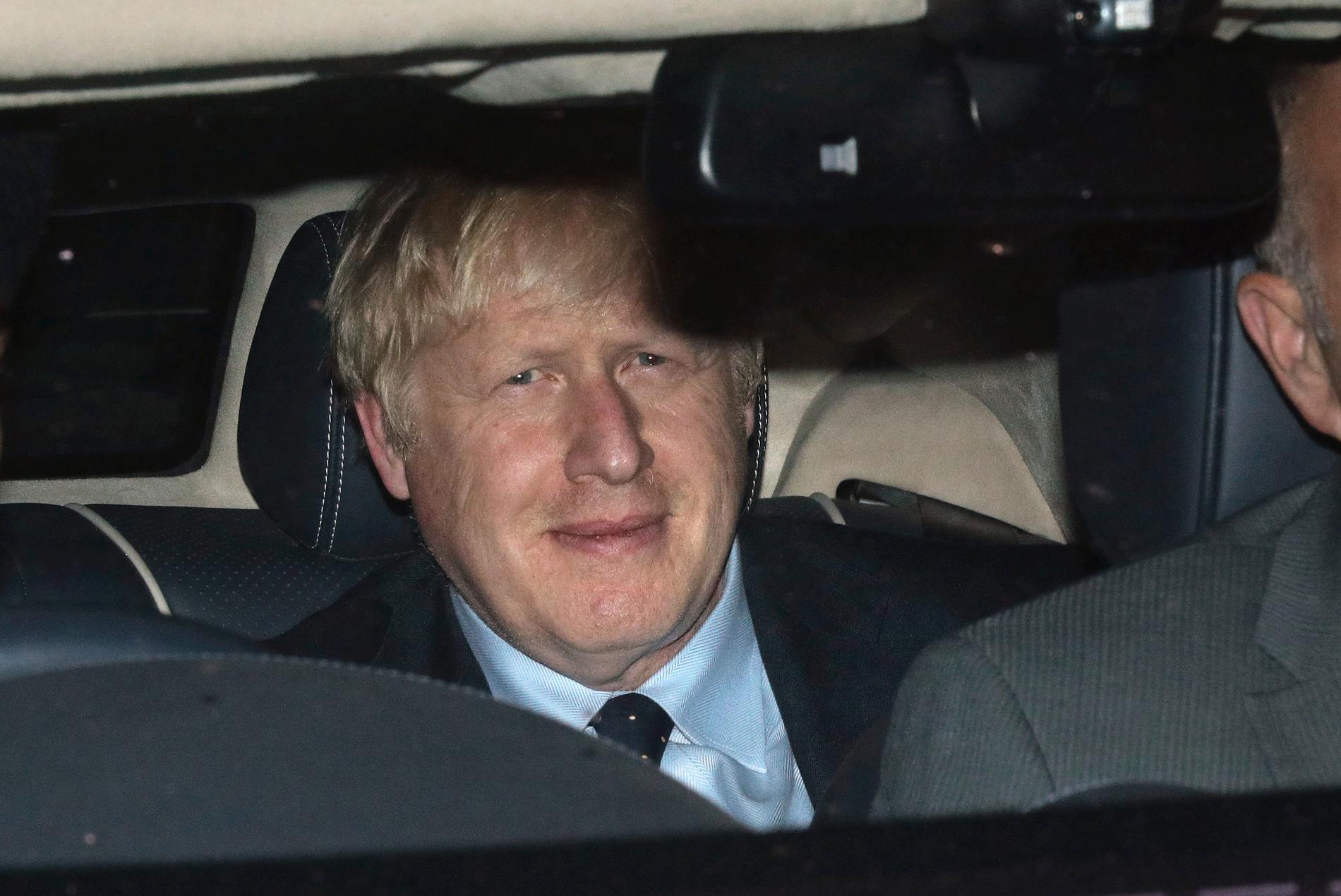 Boris Johnson på väg hem efter tisdagskvällens nederlag i parlamentet.