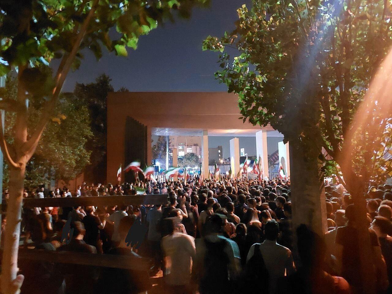 Studenter på Sharif University of Technology i Teheran protesterar mot regimen i Iran. Bilden har tagits av en privatperson den 7 oktober. Arkivbild.