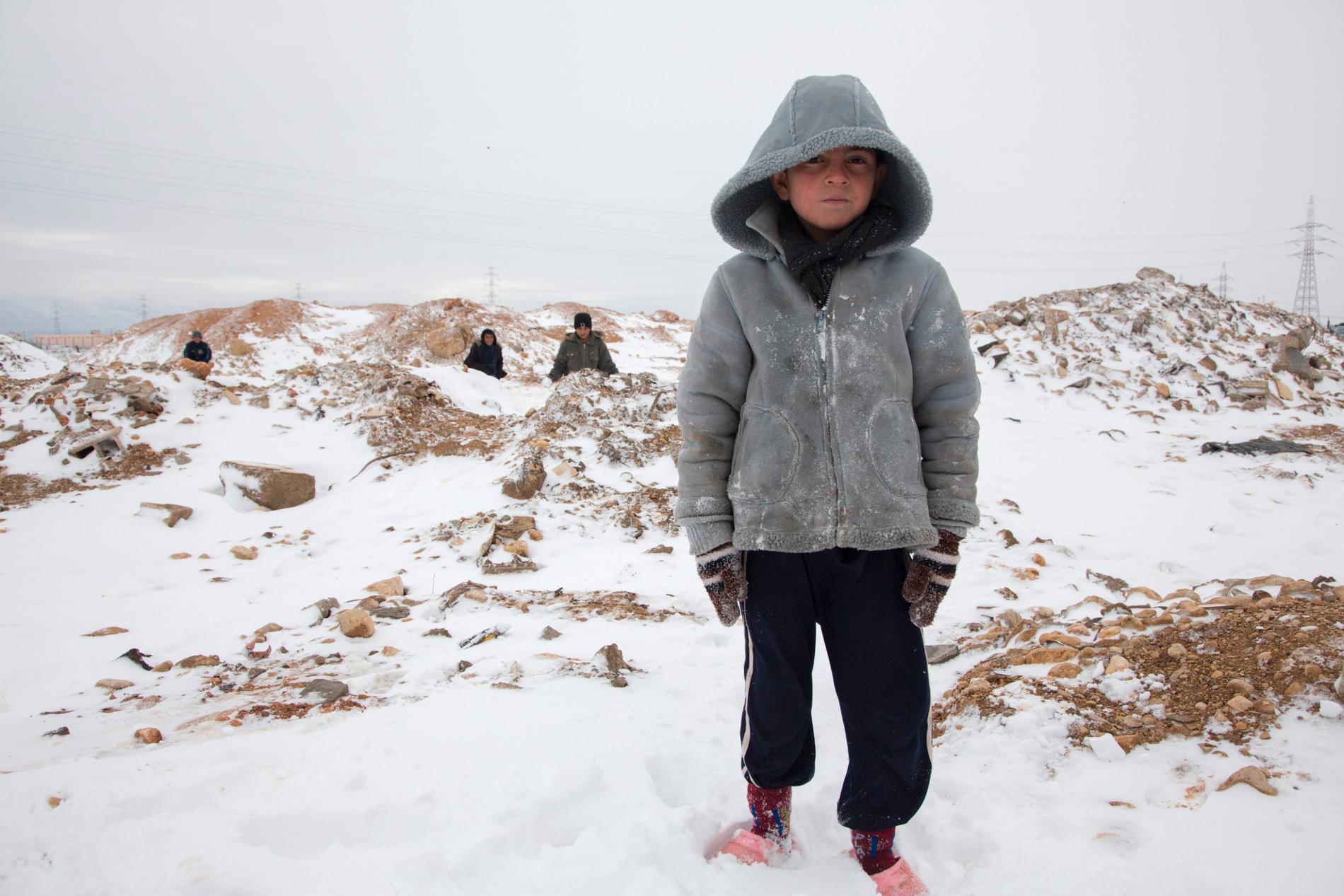Barn som niåriga Neyman riskerar hälsan när de tvingas vada i snö klädda i sommarskor.