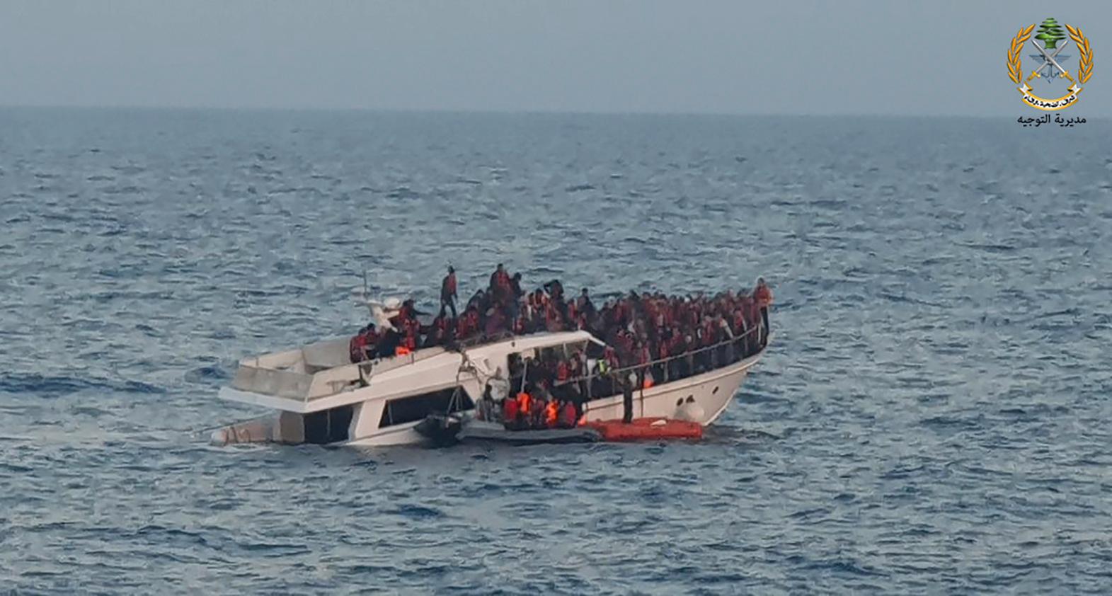 Migranter räddas från en sjunkande båt utanför Libanon i Medelhavet. Arkivfoto.