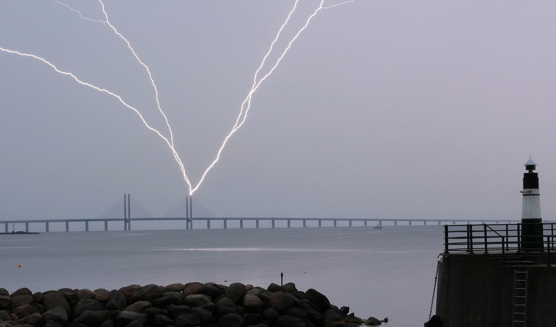 Blixten slog ner i den ena pylonen på Öresundsbron den 15 juni i år. Arkivbild.